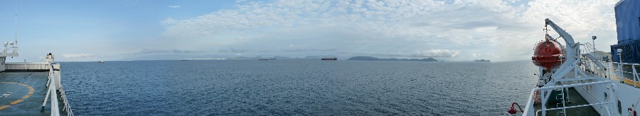 Nach 15 Stunden Wartezeit laufen wir in den Hafen ein.