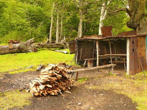wir haben einen Unterstellplatz, wir spalten Feuerholz,
