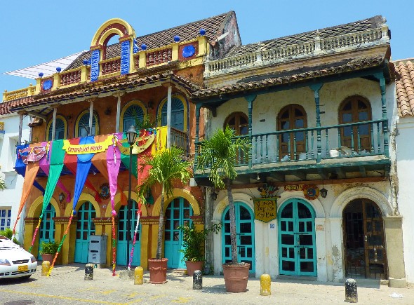 Bunte Häuserfassaden, gedrechselte Balkongeländer, Eingangsportale aus