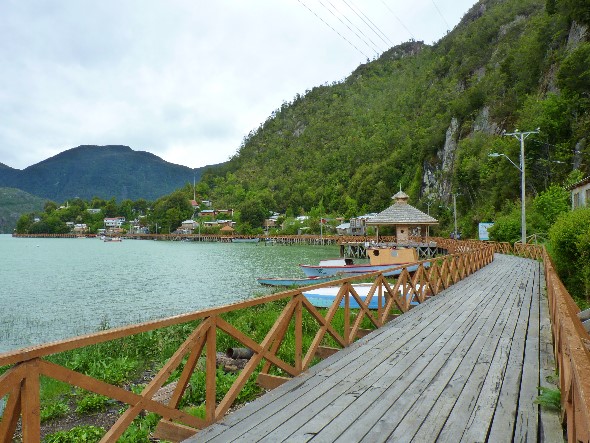 Wir wandern auf den Holzstegen durch den Ort, alle Häuser stehen auf