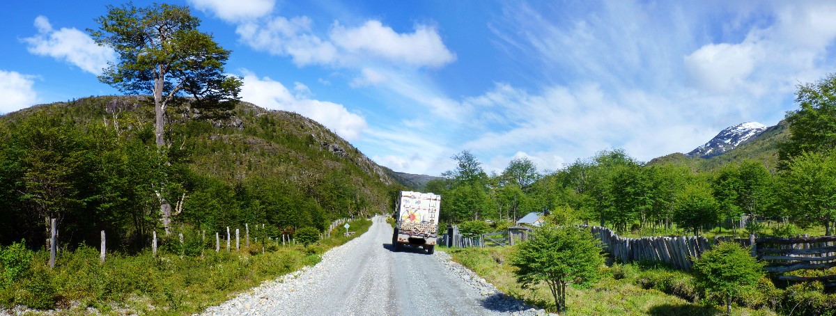 riesige Schotterbänke am Wegesrand am Flußufer,
