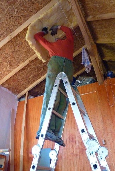 Wir isolieren die Decke im Innenbereich, mit Telwolle,