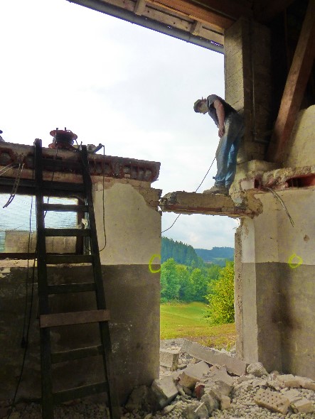 es gibt viel Handarbeit, Schutt entsorgen, einen neuen Unterbau