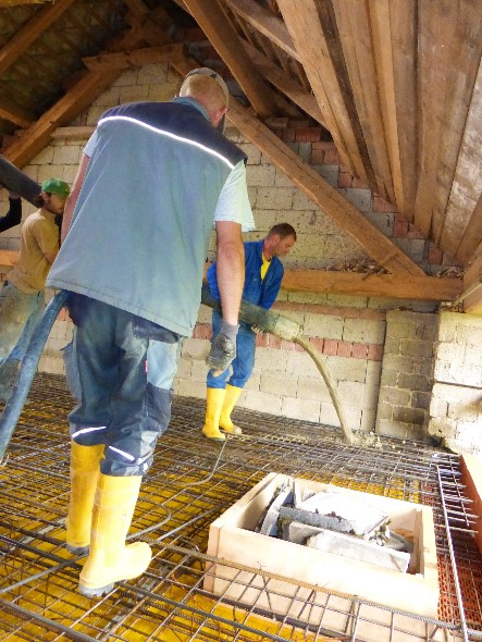 wird der Beton aufgeschüttet, die Höhe gemessen, mit einem Rüttler