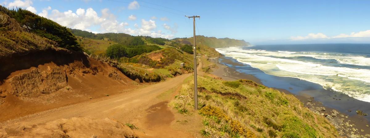 die Piste schlängelt sich wie ein dahingeworfenes Band der Küste entlang,