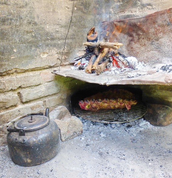 der Braten wird entlang der Rippen in Scheiben geschnitten und heiß