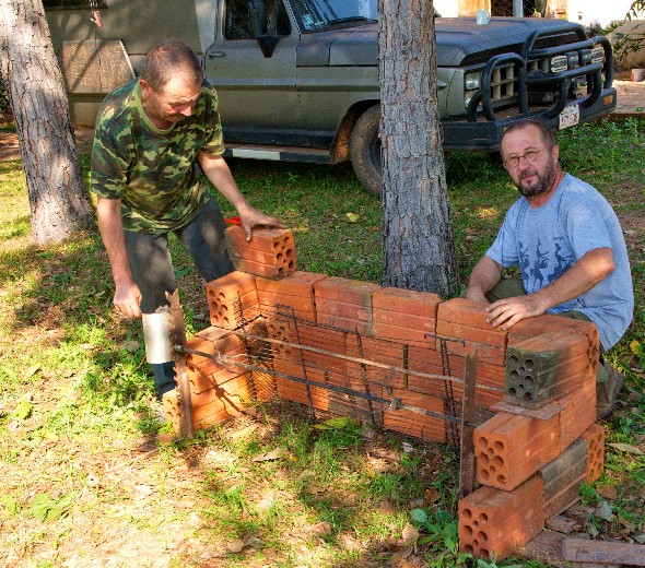 Verrostetes Eisen, ein Grillgestell mit einem Scheibenwischermotor,