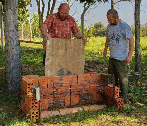 Verrostetes Eisen, ein Grillgestell mit einem Scheibenwischermotor,