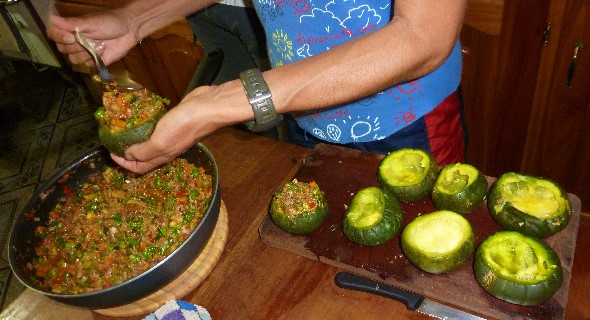 Gefüllte Babykürbisse mit Hackfleisch, Reis und Käse überbacken,