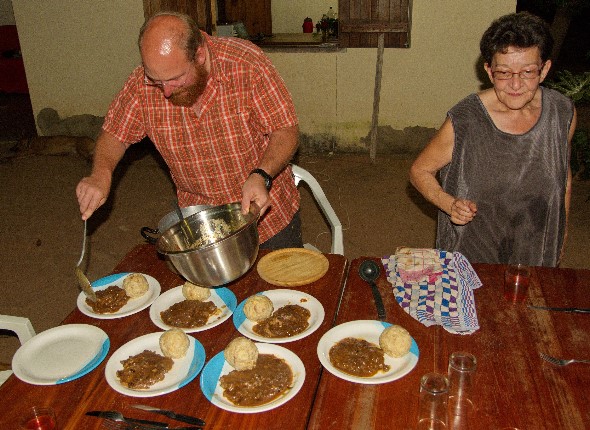 in Zwiebel geröstete Semmelknödel mit versprudeltem Ei überbacken